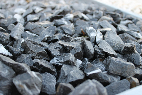 Kamenclub.ru: Щебень крошка черный (мрамор) фр. 20-40 мм.  купить в Санкт-Петербурге мрамор черный с белыми прожилками мраморная каменная крошка 11000 руб/т   фото КАМЕНЬ КЛУБ