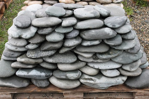 Kamenclub.ru: Галька речная плоская (темно-серая) фр. 100-200-300 мм. купить  в Санкт-Петербурге галька речная плоская темно-серый, серый, синий речной галечник плоский 9000 руб/т   фото КАМЕНЬ КЛУБ