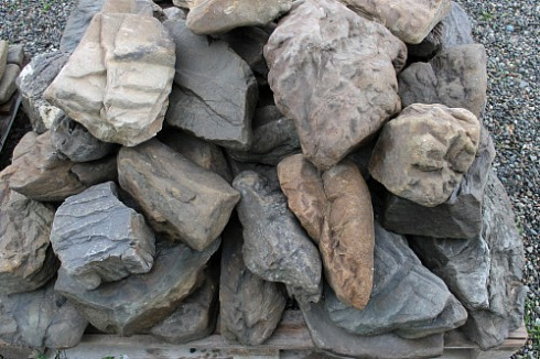 Kamenclub.ru: Песчаник декоративный ландшафтный (фр. 300-500 мм)  купить в Санкт-Петербурге песчаник желтый рыжий серый зеленый валун речной окатанный природный песчаника 4 500 руб/т   фото КАМЕНЬ КЛУБ