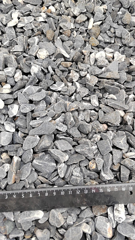 Kamenclub.ru: Щебень галтованный черный (мрамор) фр.10-20 мм.  купить в Санкт-Петербурге мрамор черный с белыми прожилками, черный, белый окатанный округлый ландшафтный декоративный щебень 15000 руб/т   фото КАМЕНЬ КЛУБ