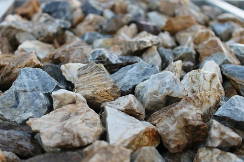 Kamenclub.ru: Мраморная крошка (щебень крошка медовый) фр. 20-40 мм.  купить в Санкт-Петербурге мрамор бежевый рыжий желтый ландшафтная мраморная крошка 12000 руб/т   фото КАМЕНЬ КЛУБ