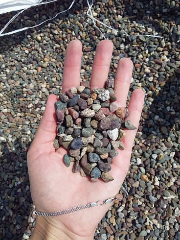 Kamenclub.ru: Галька речная окат цветная фр.5-10 мм. купить  в Санкт-Петербурге галька речная белый, серый, красноватый, синий, темно-серый речная окатанная галька декоративная 6800 руб/т   фото КАМЕНЬ КЛУБ