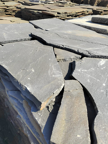 Kamenclub.ru: Песчаник пластушка светло-серый (3,0 см)  купить в Санкт-Петербурге песчаник светло-серый, серый песчаник рваный ландшафтный колотый 13800 руб/м3   фото КАМЕНЬ КЛУБ