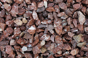 Kamenclub.ru: Мраморная крошка (щебень крошка розовый) фр. 40-70 мм.  купить в Санкт-Петербурге мрамр розовый, красный мраморный декоративный 11000 руб/т   фото КАМЕНЬ КЛУБ