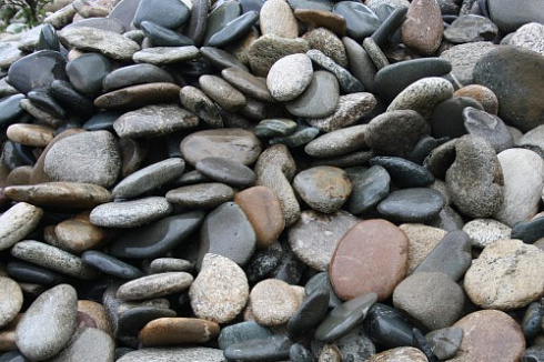 Kamenclub.ru: Галька речная плоская (ассорти) фр. 100-200-300 мм купить  в Санкт-Петербурге галька галечник природный серый, белый темно-серый синий рыжий светло-серый природная галька плоская крупная 8000 руб/т   фото КАМЕНЬ КЛУБ
