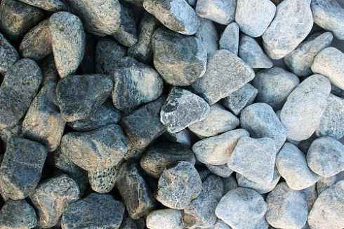 Kamenclub.ru: Щебень галтованный зеленый (змеевик) фр. 50-100 мм.  купить в Санкт-Петербурге галтовка мраморная зеленый, салатовый мрамор 12 500 руб/т   фото КАМЕНЬ КЛУБ