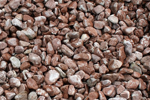 Kamenclub.ru: Мраморная крошка (щебень галтованный розовый) фр.5-10 мм.  купить в Санкт-Петербурге мрамор розовый, красный окатанный мраморный щебень декоративный ландшатфный 15000 руб/т   фото КАМЕНЬ КЛУБ