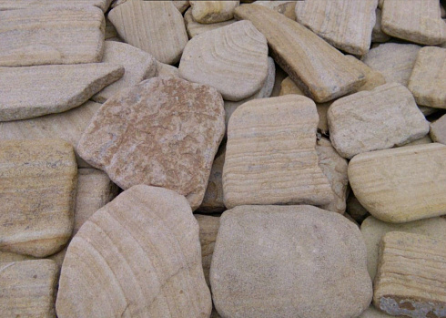 Kamenclub.ru: Песчаник пластушка галтованный желтый с рисунком (3 см)  купить в Санкт-Петербурге плитняк - пластушка желтый песчаник 21000 руб/м3   фото КАМЕНЬ КЛУБ