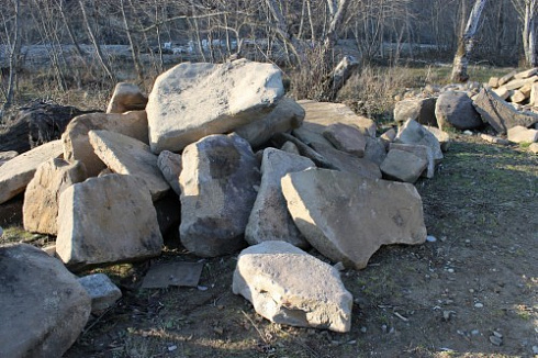 Kamenclub.ru: Песчаник плиты - плахи - пошаговые дорожки (фр. 70-150 мм)  купить в Санкт-Петербурге песчаник серый бежевый желтый зеленый колотый песчаник строительный 6500 руб/т   фото КАМЕНЬ КЛУБ