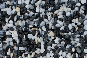 Kamenclub.ru: Мраморная крошка (щебень галтованный микс:белый-черный) фр.10-20 мм.  купить в Санкт-Петербурге мрамор белый, черный окатанные округлые декоративные ландшафтные камни щебня 15500 руб/т   фото КАМЕНЬ КЛУБ