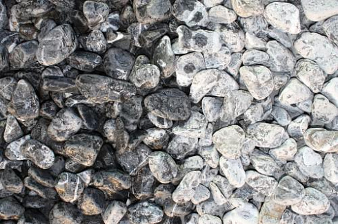 Kamenclub.ru: Щебень галтованный черный (мрамор) фр.20-40 мм.  купить в Санкт-Петербурге мрамор черный с белыми прожилками мрамор окатанный округлый 15000 руб/т   фото КАМЕНЬ КЛУБ