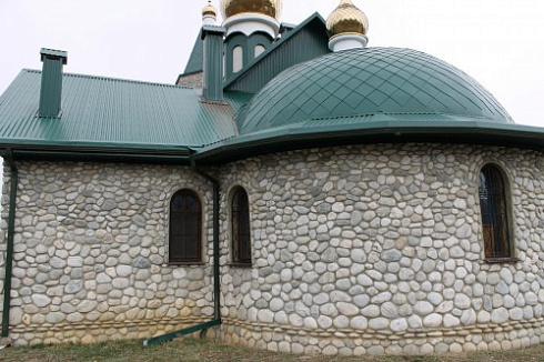 Kamenclub.ru: Галька речная плоская (бело-серая) фр. 100-200-300 мм. купить  в Санкт-Петербурге галька речная плоская серый, белый, бело-серый, серо-белый речная галька плоская  9000 руб/т   фото КАМЕНЬ КЛУБ