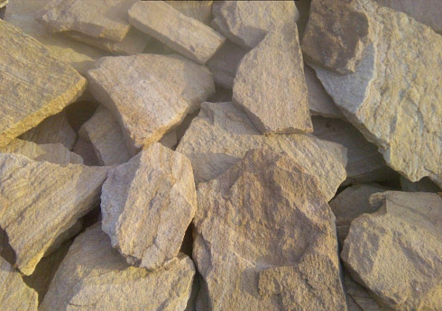 Kamenclub.ru: Песчаник пластушка "фонтанка" желтая (3,0 - 5,0 см)  купить в Санкт-Петербурге песчаник желтая, рыжий, желтый песчаник колотый рваный со сколом облицовочный 16200 руб/м3   фото КАМЕНЬ КЛУБ