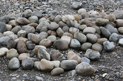 Kamenclub.ru: Речной валун (Ассорти) фр.100-300 мм.  купить в Санкт-Петербурге галечник серый, темно-серый, светло-серый речная галька крупных размеров 4200 руб/т   фото КАМЕНЬ КЛУБ