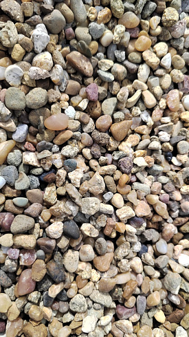 Kamenclub.ru: Галька окат (серо-желтая) фр.5-10 мм. купить  в Санкт-Петербурге галька речная рыжий, желтый, рыжий, серо-желтый речная окатанная галька декоративная 5000 руб/т   фото КАМЕНЬ КЛУБ