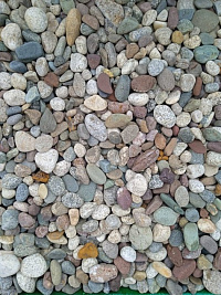 Kamenclub.ru: Галька горная речная окат (цветная) фр. 20-40 мм. купить  в Санкт-Петербурге галька речная серый синий бежевый белый окатанная речная галька ландшафтная 6800 руб/т   фото КАМЕНЬ КЛУБ