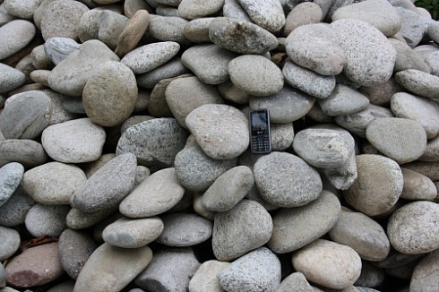 Kamenclub.ru: Галька речная плоская (серо-белая) фр. 70-120 мм. купить  в Санкт-Петербурге галька галечник речной серый, белый окатанная плоская  природная галька 9000 руб/т   фото КАМЕНЬ КЛУБ