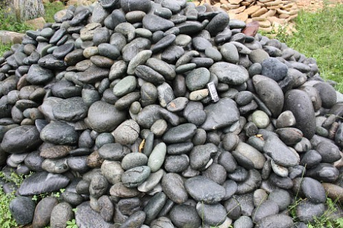 Kamenclub.ru: Темно-серый валунчик фр.100-300 мм.  купить в Санкт-Петербурге крупный природный камень серый, темно-серый, светло-серый речная галька большого размера окатанная 4500 руб/т   фото КАМЕНЬ КЛУБ