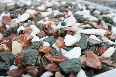 Kamenclub.ru: Мраморная крошка (щебень крошка микс: белый-зеленый-розовый) фр. 10-20 мм.  купить в Санкт-Петербурге мрамор белый, зеленый, розовый декоративный ландшафтный колотый щебень 12000 руб/т   фото КАМЕНЬ КЛУБ