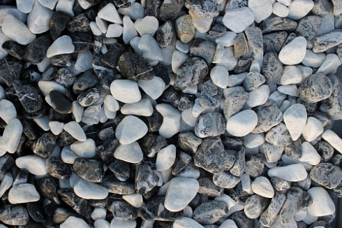 Kamenclub.ru: Мраморная крошка (щебень галтованный микс:: белый-черный) фр.20-40 мм  купить в Санкт-Петербурге мрамор белый, черный мраморный галтованный щебень 15500 руб/т   фото КАМЕНЬ КЛУБ