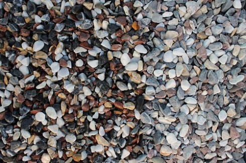 Kamenclub.ru: Мраморная крошка (щебень галтованный микс:белый-черный-розовый-медовый) фр.10-20 мм.  купить в Санкт-Петербурге мрамор белый, медовый, черный, розовый мраморный декоративный ландшафтный окатанный округлый галтованный щебень 15500 руб/т   фото КАМЕНЬ КЛУБ