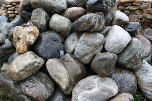 Kamenclub.ru: Речной валун Кабанчик фр.300-500 мм.  купить в Санкт-Петербурге крупный природный камень галька серый, темно-серый речной валун галечник масштабный 7000 руб/т   фото КАМЕНЬ КЛУБ