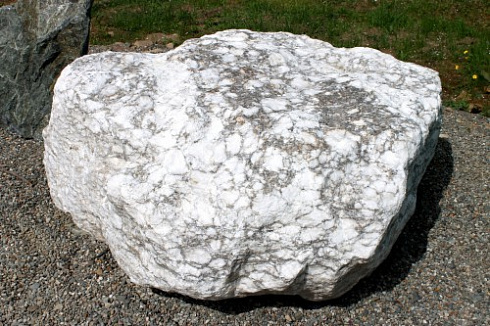 Kamenclub.ru: Мраморизированный известняк фр.500-1500 мм.  купить в Санкт-Петербурге    10000 руб/т   фото КАМЕНЬ КЛУБ