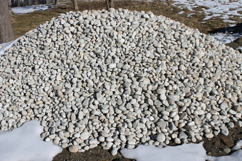 Kamenclub.ru: Галька речная окат (серо-белая) фр. 70-120 мм купить  в Санкт-Петербурге галька галечник бело-серая, серо-белая, серая, белая речная природная галька  8000 руб/т   фото КАМЕНЬ КЛУБ