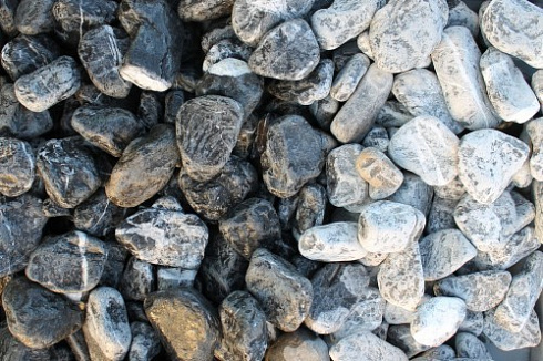 Kamenclub.ru: Щебень галтованный черный (мрамор) фр. 50-100 мм.  купить в Санкт-Петербурге мрамор черный с белыми прожилками щебень ландшафтный мраморный 15000 руб/т   фото КАМЕНЬ КЛУБ