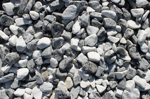 Kamenclub.ru: Мраморная крошка (щебень галтованный микс:: белый-черный) фр.20-40 мм  купить в Санкт-Петербурге мрамор белый, черный мраморный галтованный щебень 15500 руб/т   фото КАМЕНЬ КЛУБ