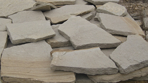 Kamenclub.ru: Песчаник пластушка светло-серый (2,0 см)  купить в Санкт-Петербурге плитняк- ластушка светло-серый, серый рваный ландшафтный плитняк колотый 13800 руб/м3   фото КАМЕНЬ КЛУБ