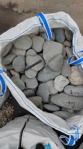 Kamenclub.ru: Галька речная плоская (темно-серая) фр. 70-150 мм. купить  в Санкт-Петербурге галечник природный темно-серый серый синий речная плоская природная окатанная  9000 руб/т   фото КАМЕНЬ КЛУБ