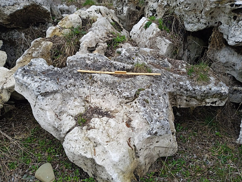 Kamenclub.ru: Выветренный известняк (степной) фр. 500-1500 мм.  купить в Санкт-Петербурге    10000 руб/т   фото КАМЕНЬ КЛУБ