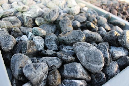 Kamenclub.ru: Щебень галтованный черный (мрамор) фр.20-40 мм.  купить в Санкт-Петербурге мрамор черный с белыми прожилками мрамор окатанный округлый 15000 руб/т   фото КАМЕНЬ КЛУБ