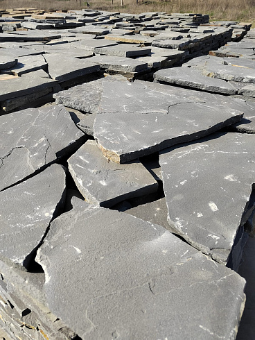 Kamenclub.ru: Песчаник пластушка светло-серый (2,0 см)  купить в Санкт-Петербурге плитняк- ластушка светло-серый, серый рваный ландшафтный плитняк колотый 13800 руб/м3   фото КАМЕНЬ КЛУБ