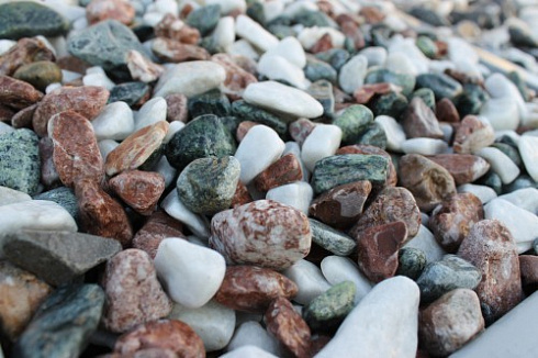 Kamenclub.ru: Мраморная крошка (щебень галтованный микс:белый-зеленый-розовый) фр.20-40 мм.  купить в Санкт-Петербурге мрамор белый, зеленый, розовый мрамор декоративный (галтовка) 15500 руб/т   фото КАМЕНЬ КЛУБ