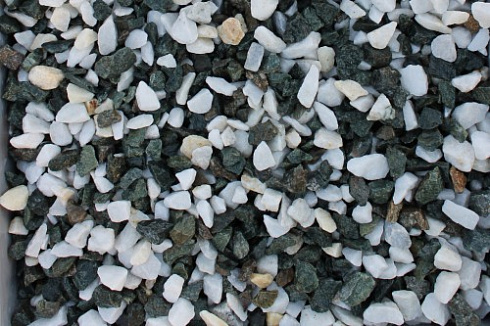 Kamenclub.ru: Мраморная крошка (щебень крошка микс: белый-зеленый) фр. 10-20 мм.  купить в Санкт-Петербурге мрамор белый, зеленый каменная ландшафтная декоративная крошка щебня 9500 руб/т   фото КАМЕНЬ КЛУБ
