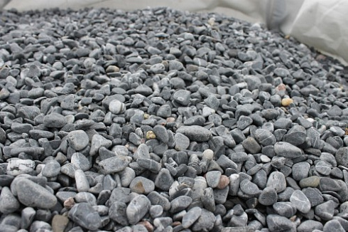 Kamenclub.ru: Щебень галтованный черный (мрамор) фр.10-20 мм.  купить в Санкт-Петербурге мрамор черный с белыми прожилками, черный, белый окатанный округлый ландшафтный декоративный щебень 15000 руб/т   фото КАМЕНЬ КЛУБ