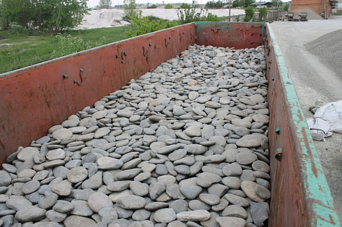 Kamenclub.ru: Галька речная плоская (серо-белая) фр. 70-120 мм. купить  в Санкт-Петербурге галька галечник речной серый, белый окатанная плоская  природная галька 9000 руб/т   фото КАМЕНЬ КЛУБ