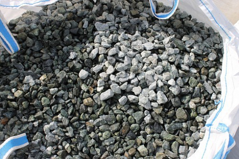 Kamenclub.ru: Щебень крошка зеленый (змеевик) фр. 20-40 мм.  купить в Санкт-Петербурге мрамор зеленый, салатовый ландшафтная мраморная крошка 8500 руб/т   фото КАМЕНЬ КЛУБ