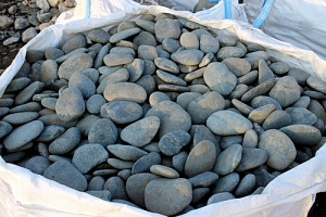 Kamenclub.ru: Галька речная плоская (темно-серая) фр. 100-200-300 мм. купить в Санкт-Петербурге галька речная плоская темно-серый, серый, синий речной галечник плоский 9000 руб/т   фото КАМЕНЬ КЛУБ