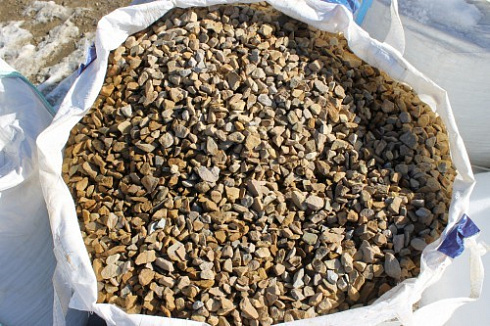 Kamenclub.ru: Щебень крошка желтый (песчаник) фр. 20-40 мм.  купить в Санкт-Петербурге песчаник бежевый рыжий каменная крошка песчаника 9500 руб/т   фото КАМЕНЬ КЛУБ