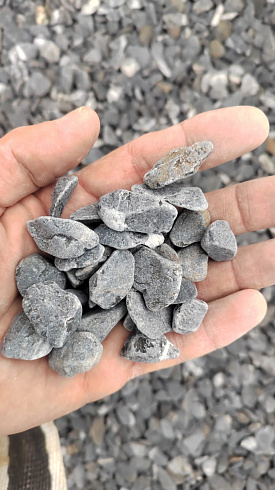 Kamenclub.ru: Щебень галтованный черный (мрамор) фр.10-20 мм.  купить в Санкт-Петербурге мрамор черный с белыми прожилками, черный, белый окатанный округлый ландшафтный декоративный щебень 15000 руб/т   фото КАМЕНЬ КЛУБ