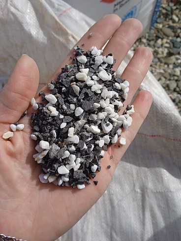 Kamenclub.ru: Мраморная крошка (щебень крошка микс : белый-черный-розовый) фр. 5-10 мм.  купить в Санкт-Петербурге мрамор белый, черный, розовый, разноцветный микс декоративная мраморная каменная крошка 12000 руб/т   фото КАМЕНЬ КЛУБ