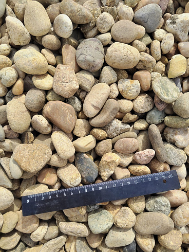 Kamenclub.ru: Галька речная окат рыжая фр. 20-40 мм. купить  в Санкт-Петербурге галька речная окатанная рыжая желтая серая округлая речная галька 5000 руб/т   фото КАМЕНЬ КЛУБ