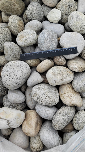 Kamenclub.ru: Галька речная окат (серо-белая) фр. 70-120 мм купить  в Санкт-Петербурге галька галечник бело-серая, серо-белая, серая, белая речная природная галька  8000 руб/т   фото КАМЕНЬ КЛУБ