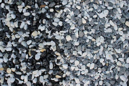 Kamenclub.ru: Мраморная крошка (щебень галтованный микс:белый-черный) фр.10-20 мм.  купить в Санкт-Петербурге мрамор белый, черный окатанные округлые декоративные ландшафтные камни щебня 15500 руб/т   фото КАМЕНЬ КЛУБ