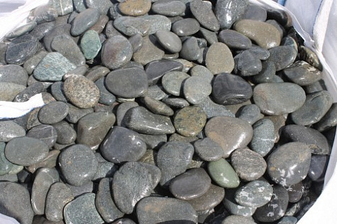 Kamenclub.ru: Галька речная плоская (темно-серая) фр. 100-200-300 мм. купить  в Санкт-Петербурге галька речная плоская темно-серый, серый, синий речной галечник плоский 9000 руб/т   фото КАМЕНЬ КЛУБ