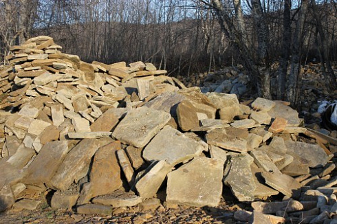 Kamenclub.ru: Песчаник плиты - плахи - пошаговые дорожки (фр. 70-150 мм)  купить в Санкт-Петербурге песчаник серый бежевый желтый зеленый колотый песчаник строительный 6500 руб/т   фото КАМЕНЬ КЛУБ