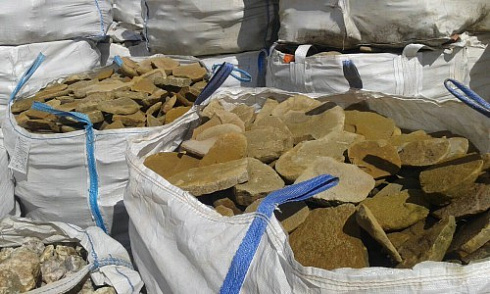 Kamenclub.ru: Песчаник колотый для облицовки (фр. 2-3 см)  купить в Санкт-Петербурге песчаник бежевый серый рыжий песчаник строительный 5000 руб/т   фото КАМЕНЬ КЛУБ